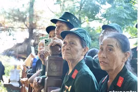 Đông đảo người dân đến dâng hương tiễn biệt phu nhân Đại tướng Võ Nguyên Giáp tại Vũng Chùa - Đảo Yến
