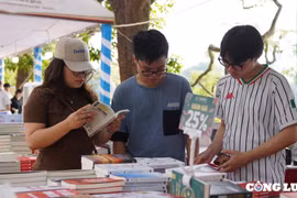 Hội sách Hà Nội thu hút hàng nghìn người dân tới tham quan, trải nghiệm và đọc sách