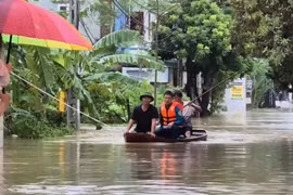 Lũ lụt dâng cao, hàng nghìn hộ dân ở Thanh Hóa chìm trong "biển" nước