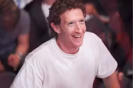 Mark Zuckerberg gia nhập câu lạc bộ tỷ phú 200 tỷ USD, đứng cùng hàng với Musk và Bezos