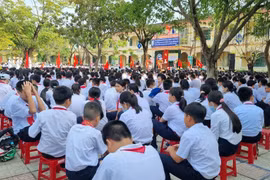 ​​Con mâu thuẫn với bạn, phụ huynh vào tận lớp đánh học sinh