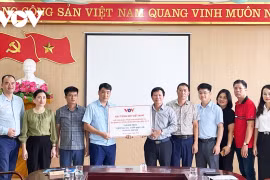 Đài Tiếng nói Việt Nam trao tặng nhu yếu phẩm cho người dân vùng lũ huyện Bát Xát