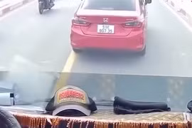Xe con lạng lách gây cản trở giao thông khi lên cầu quận 9, TP.HCM
