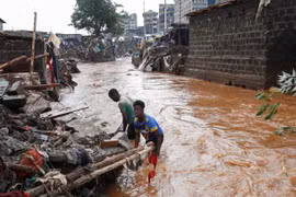 Lũ lụt nghiêm trọng trên khắp Đông Phi, Kenya triển khai quân đội ứng cứu