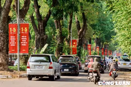 Phố phường Hà Nội rực sắc đỏ trong dịp lễ 30/4 và 1/5