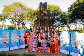Thí sinh Hoa hậu Thương hiệu Việt Nam 2024 trình diễn trang phục dân tộc tại Quảng trường Đại Đoàn Kết, Pleiku, Gia Lai