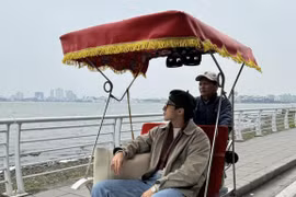 Sơn Tùng M-TP lại 'gây bão' khi đăng ảnh ngồi xích lô dạo Hồ Tây