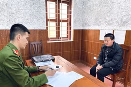Chở hàng hóa không rõ nguồn gốc, tài xế lạng lách tông vào xe lực lượng Công an