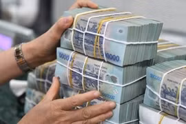 Lãi tiết kiệm giảm 50% so với đầu năm, lượng tiền gửi vẫn cao kỷ lục