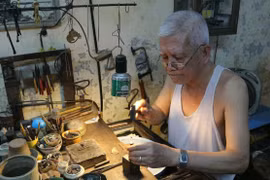 Tiệm kim hoàn thủ công gia truyền 5 đời giữa phố cổ Hà Nội