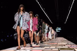 Dùng hơn 1.000 chiếc rương Louis Vuitton làm sàn diễn thời trang