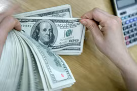 Tỷ giá USD/VND nóng hầm hập, giữ vững mốc 25.000 đồng