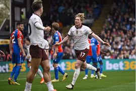 Thắng đậm Crystal Palace, Man City đeo bám ngôi đầu bảng của Liverpool