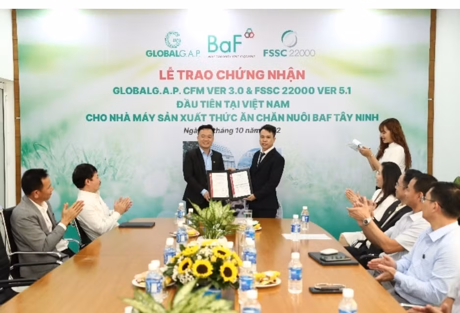 nha may san xuat thuc an chan nuoi cua baf dat chung nhan quoc te globalgap cfm 30 va fssc 22000 v51 hinh 1