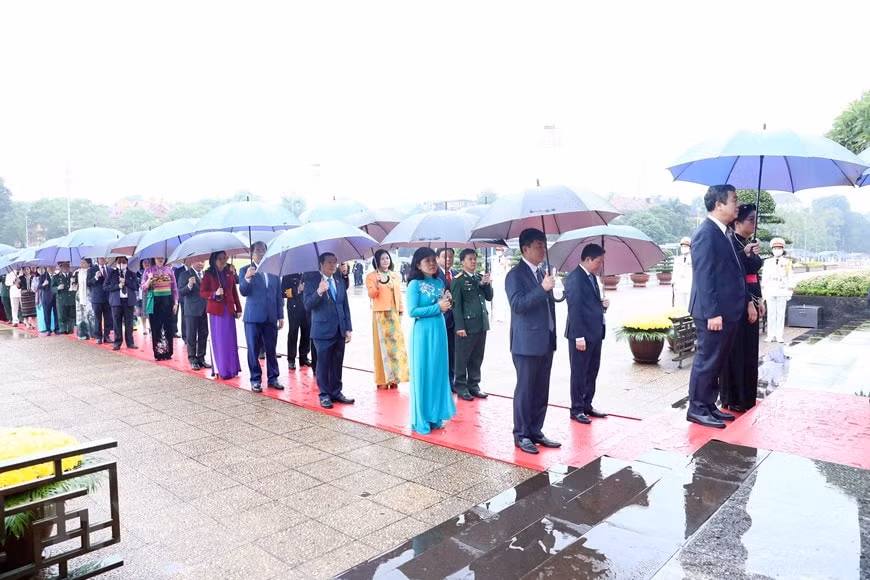 cac dai bieu quoc hoi vao lang vieng chu tich ho chi minh hinh 4