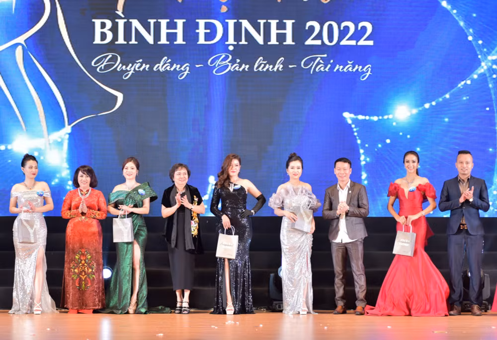bung no dem chung ket cuoc thi toa sang ve dep phu nu binh dinh 2022 hinh 6