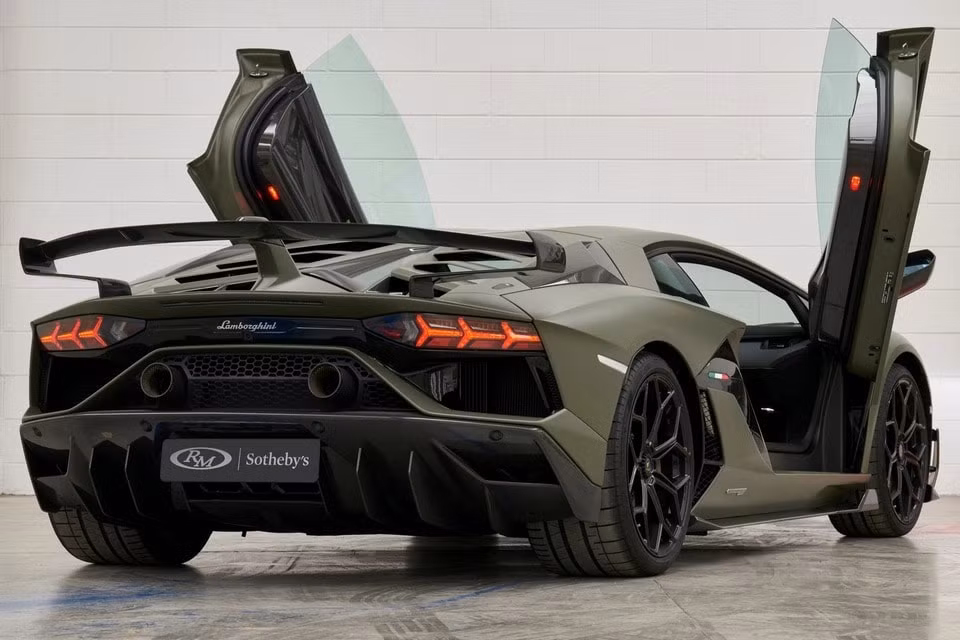 lamborghini aventador svj so huu mau son xanh quan doi verde tritont duoc ban dau gia hinh 5
