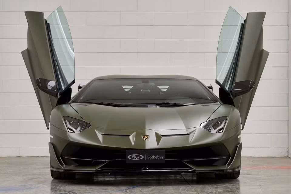 lamborghini aventador svj so huu mau son xanh quan doi verde tritont duoc ban dau gia hinh 2