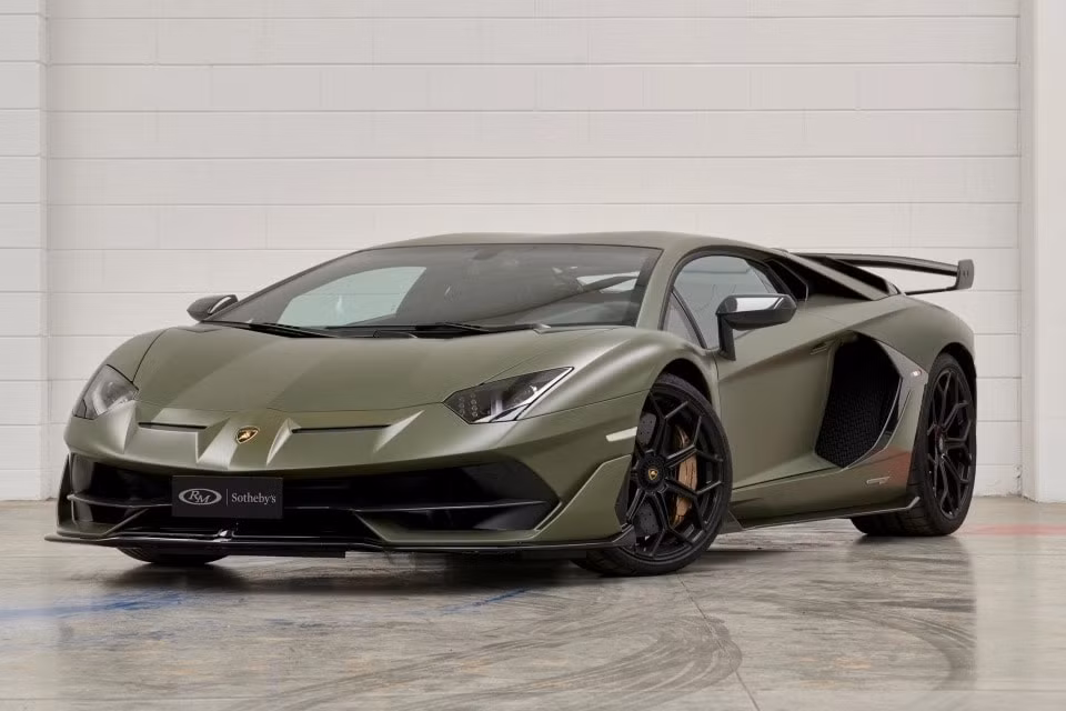 lamborghini aventador svj so huu mau son xanh quan doi verde tritont duoc ban dau gia hinh 1
