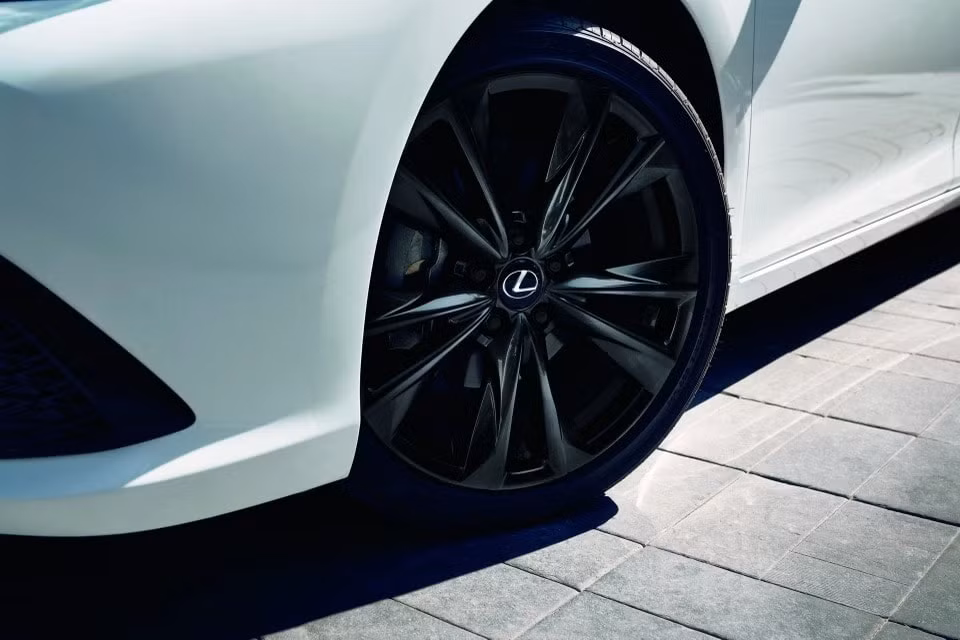 lexus es 2023 ra mat trang bi nhieu tinh nang moi co them phien ban the thao hinh 3