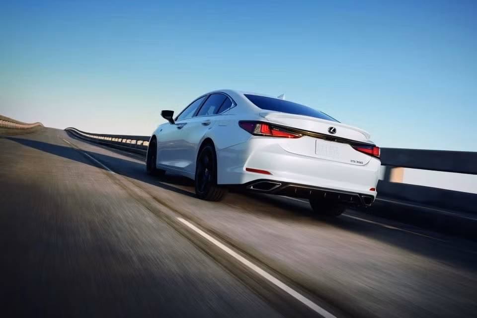 lexus es 2023 ra mat trang bi nhieu tinh nang moi co them phien ban the thao hinh 5