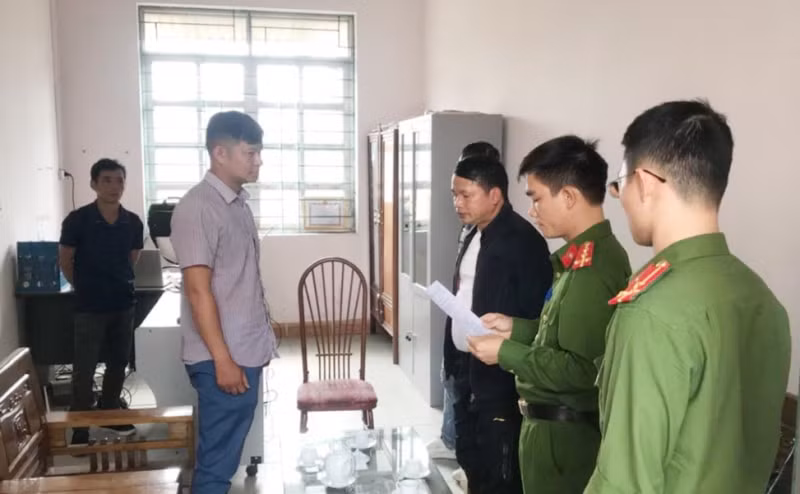 bat nguyen pho giam doc van phong dang ky dat dai voi tien lam so do cua nguoi dan hinh 1