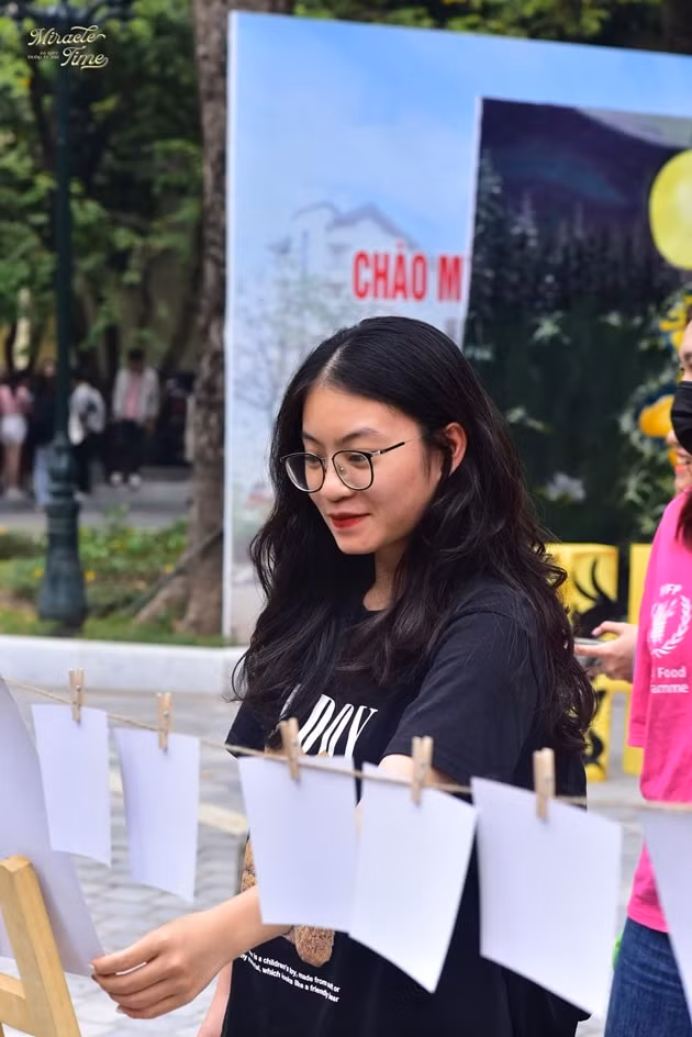 hoi sach va trien lam anh dau an noi tam hon yeu sach hoi ngo hinh 4