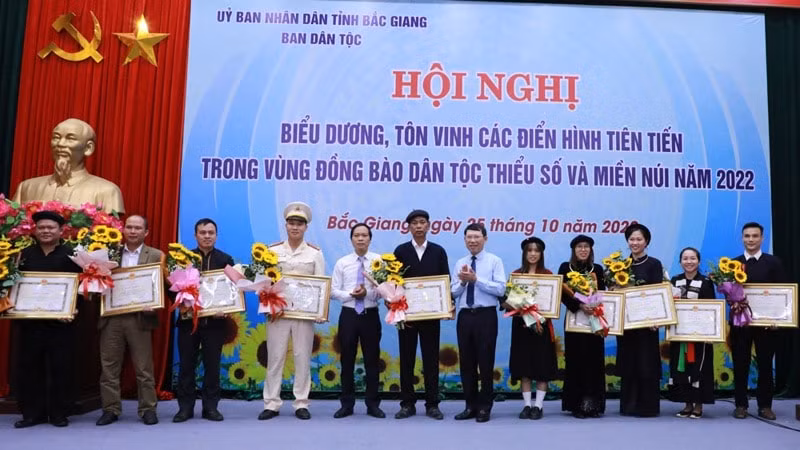 bac giang bieu duong 45 dien hinh tien tien vung dong bao dan toc thieu so hinh 1
