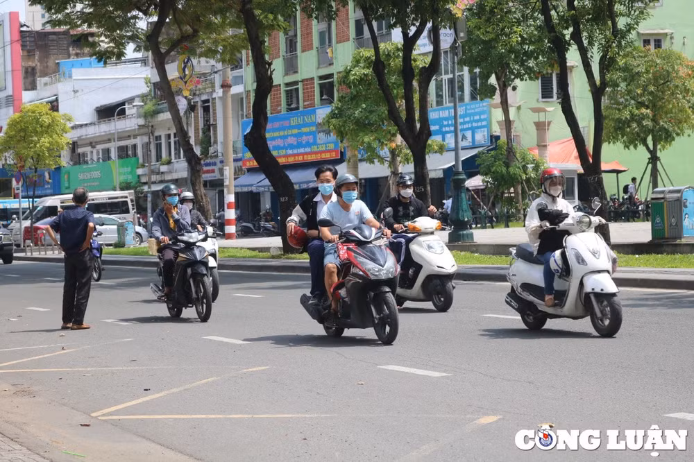 tp hcm nhieu hoc sinh chua du tuoi van lai xe may duoc bo me cho khong doi mu bao hiem hinh 12