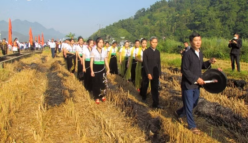 dac sac le hoi kin lau khau mau cua dong bao dan toc thai hinh 2