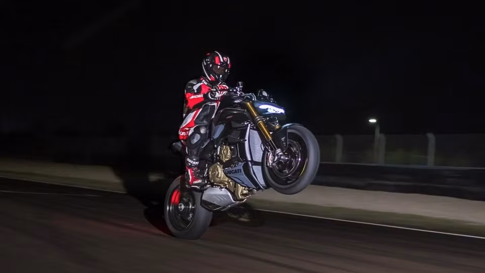 ducati streetfighter v4 2023 ra mat gia ban tu 22454 usd hinh 1