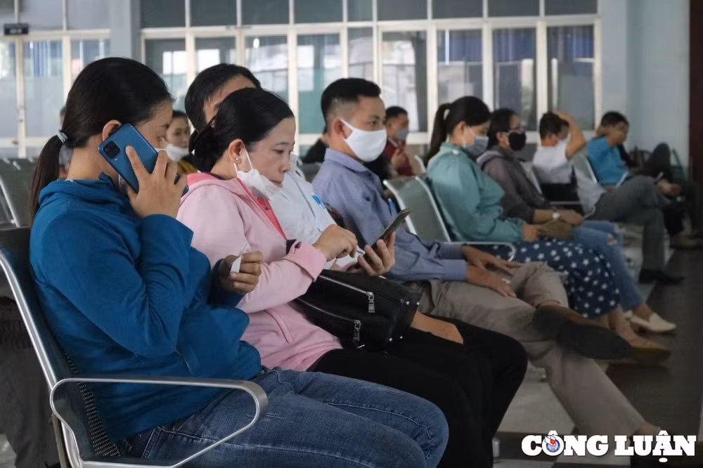 ngay dau mo ban ve tau tet vai ga den het ve hanh khach phai den ga xa hon hinh 7