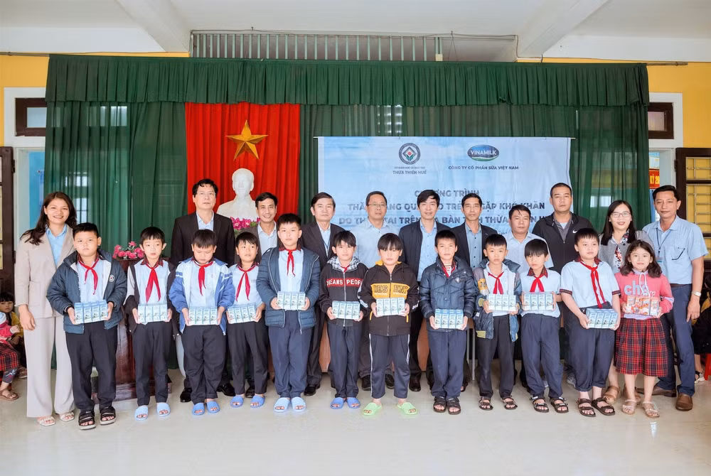 vinamilk ho tro hang tram ngan san pham dinh duong cho hoc sinh va nguoi dan 3 tinh mien trung bi thien tai hinh 3