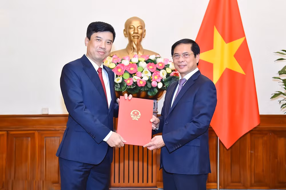 trao quyet dinh bo nhiem tong bien tap bao the gioi va viet nam hinh 1