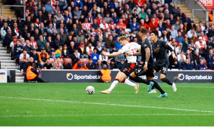 arsenal bi southampton cam chan o st marys hinh 3