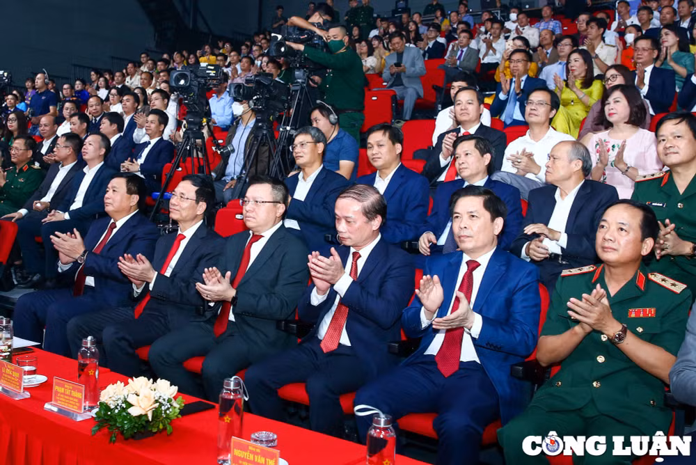 nhieu tac pham the hien sau sac tinh dang tinh chien dau bam sat cac van de ve ly luan va thuc tien hinh 1
