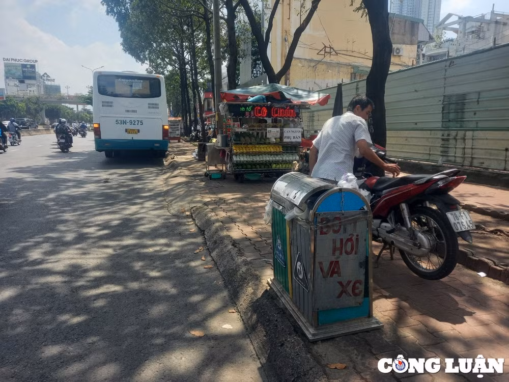 tp hcm tai dien canh tap ket rac tai nha cho xe buyt hinh 4