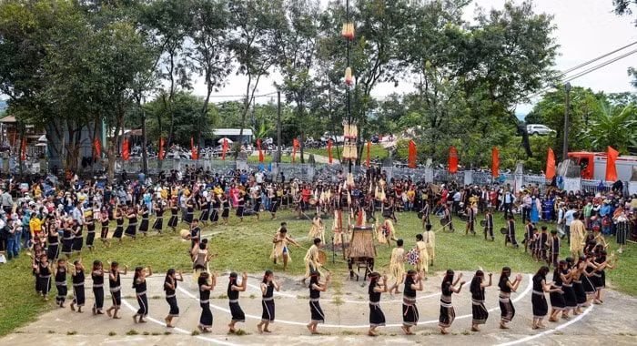 hoc sinh kon tum thi trinh dien trang phuc dan toc thieu so hinh 1