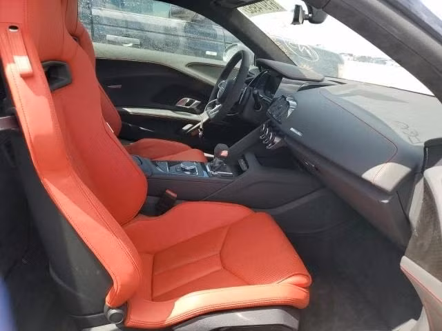 chiec audi r8 tung bi nhan chim duoi bien vi bao duoc dem ra dau gia hinh 5