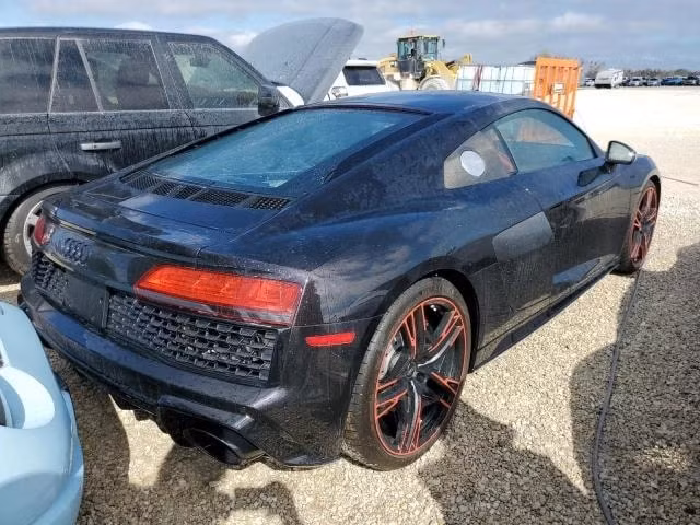 chiec audi r8 tung bi nhan chim duoi bien vi bao duoc dem ra dau gia hinh 7