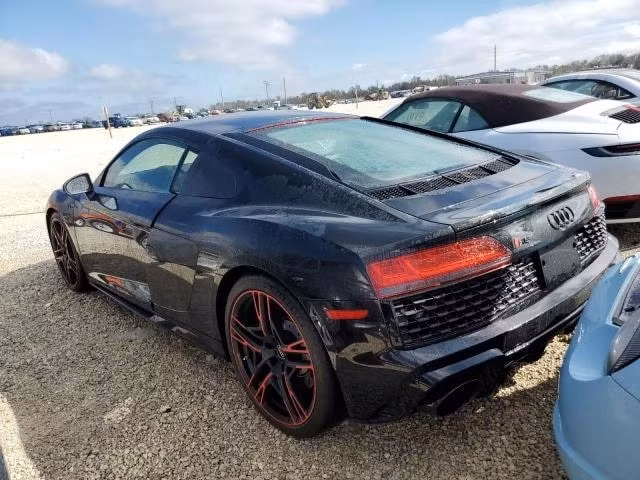 chiec audi r8 tung bi nhan chim duoi bien vi bao duoc dem ra dau gia hinh 2