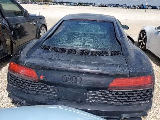 chiec audi r8 tung bi nhan chim duoi bien vi bao duoc dem ra dau gia hinh 3