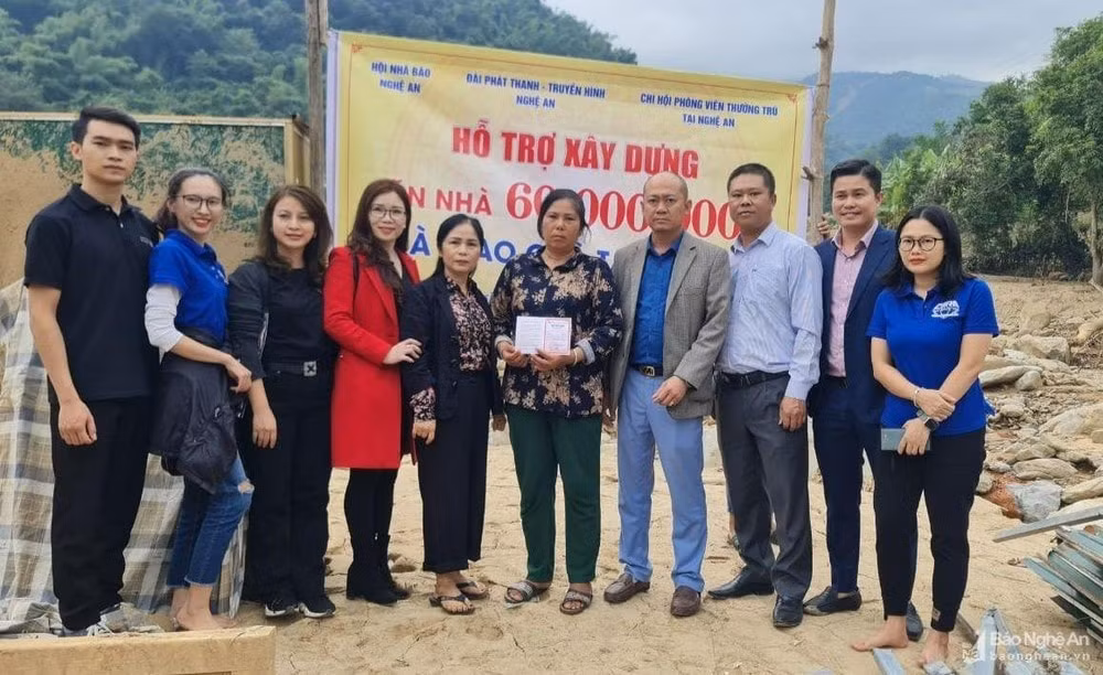hoi nha bao nghe an ho tro nhieu phan qua cho nguoi dan vung lu huyen ky son hinh 1