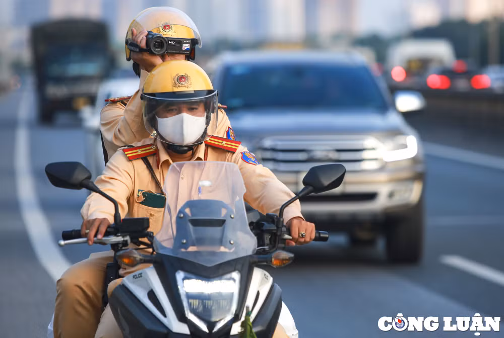 hinh anh canh sat giao thong su dung may quay tuan tra lien tuc tren vanh dai 3 hinh 3