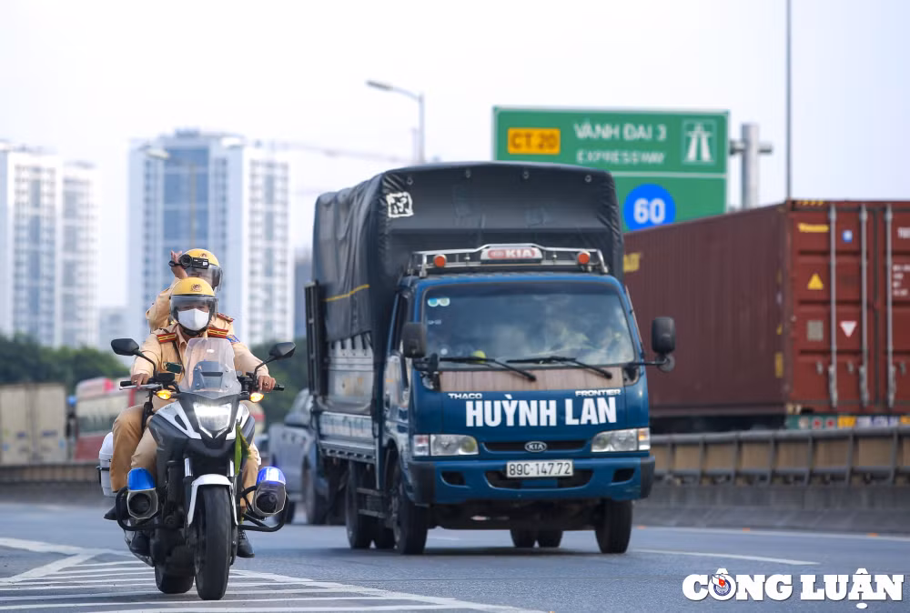 hinh anh canh sat giao thong su dung may quay tuan tra lien tuc tren vanh dai 3 hinh 1