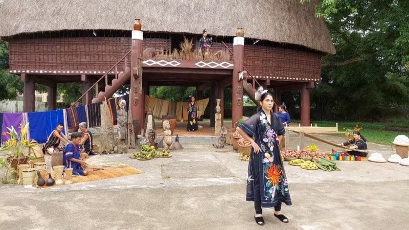 ao dai thiet ke tren nen tho cam tay nguyen se duoc trinh dien tai kon tum hinh 2