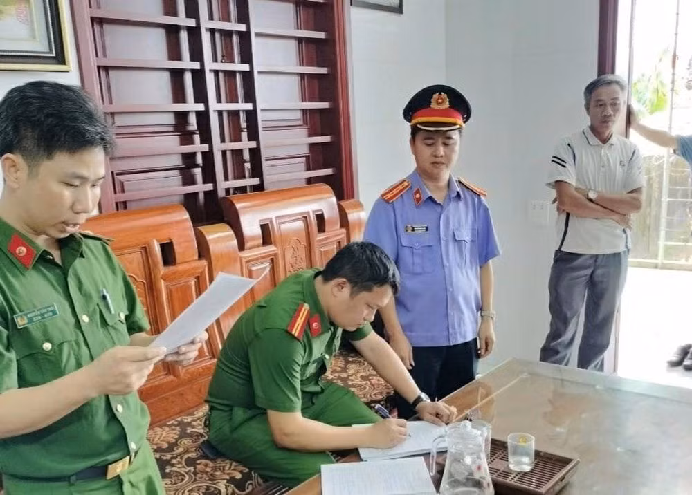 nghe an khoi to 4 can bo quy tin dung lap khong ho so chiem doat hon 13 ty dong hinh 1