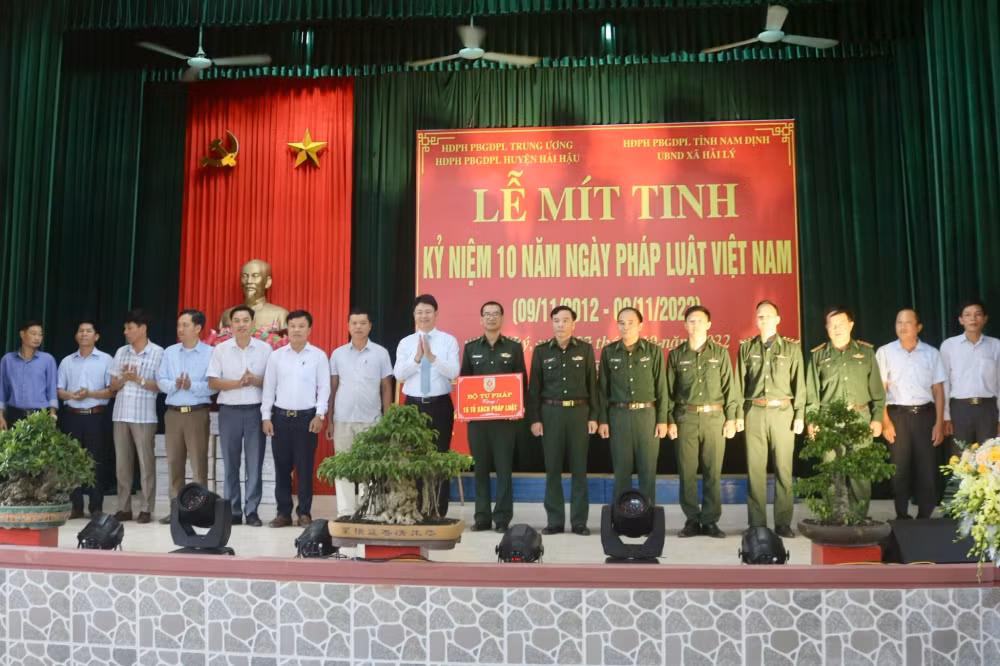 mit tinh ky niem 10 nam ngay phap luat viet nam hinh 5