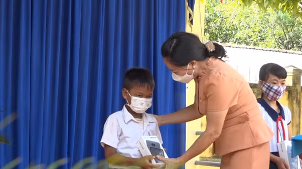 TP. HCM nghiên cứu cơ chế hỗ trợ người nghèo điện thoại thông minh