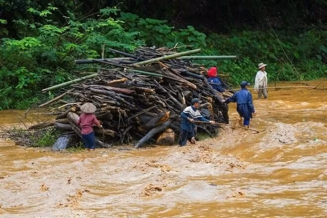 di vot cui hai cha con o nghe an bi nuoc lu cuon tu vong hinh 1